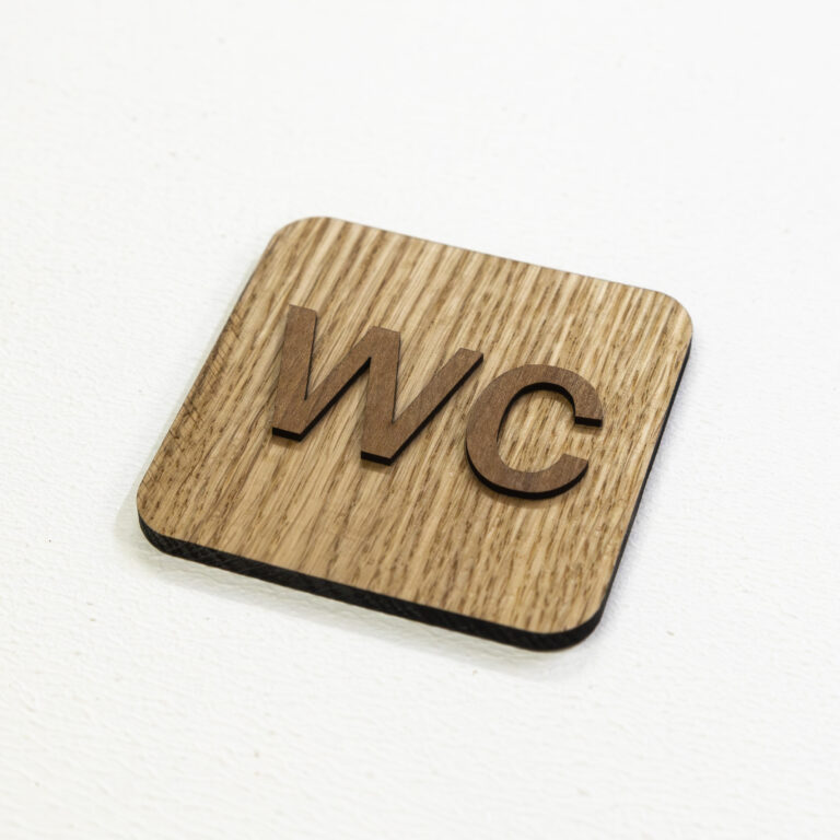 WC silt puidust