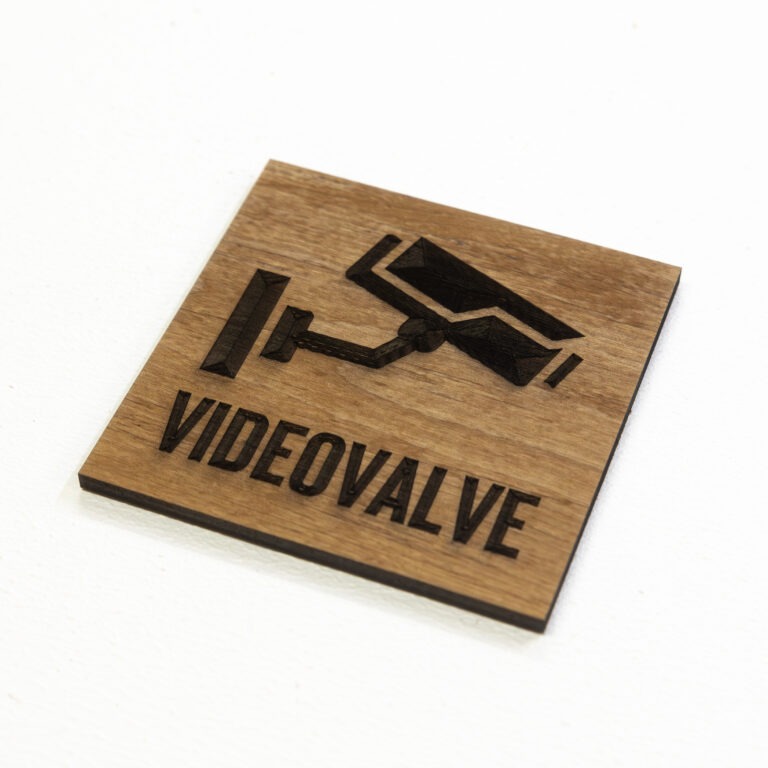 Silt videovalve, puidust sildid