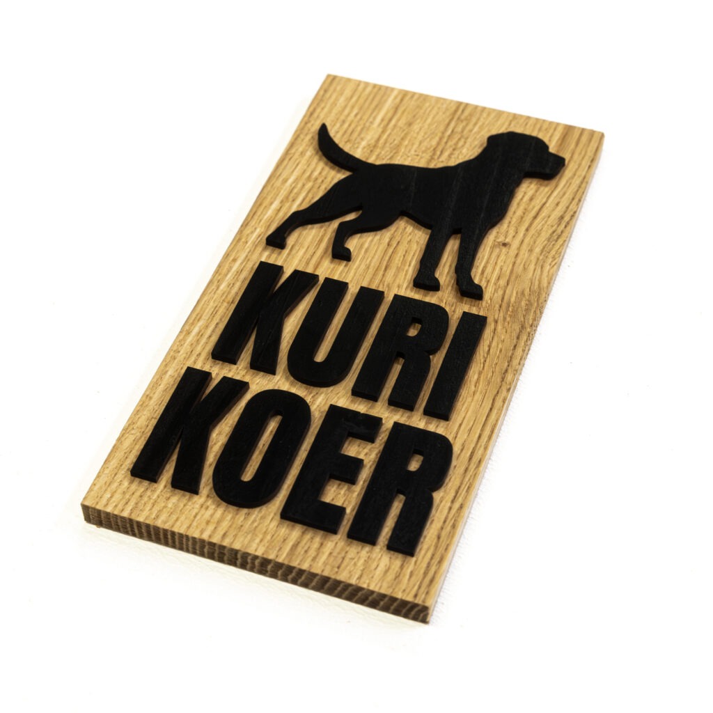 Puidust sildid, kuri koer silt aiale. Puidust silt.